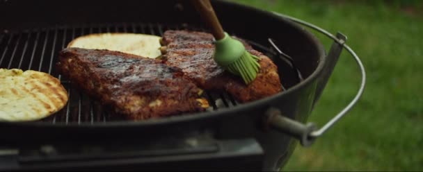 Krátká Žebra Kartáč Glazované Sladkou Omáčkou Bbq Super Zpomaleném Filmu — Stock video