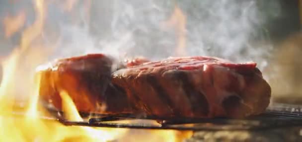 Rohe Rindersteaks Auf Dem Grill Mit Loderndem Feuer Und Rauch — Stockvideo