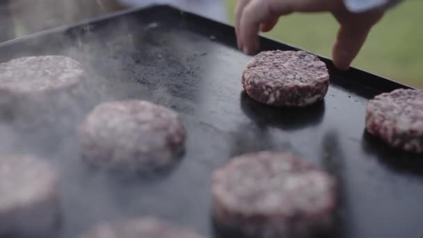 Pánský Hamburger Grilu Grilování Vepřového Nezdravý Chutný Burger Bbq Cheeseburger — Stock video