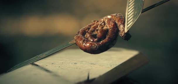 Χέρι Ενός Μάγειρα Ένα Μεταλλικό Μαχαίρι Βάζει Τηγανητά Λουκάνικα Ένα — Αρχείο Βίντεο