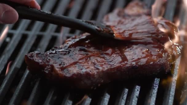 Iga Pendek Yang Digosok Dengan Saus Bbq Manis Dalam Gerakan — Stok Video