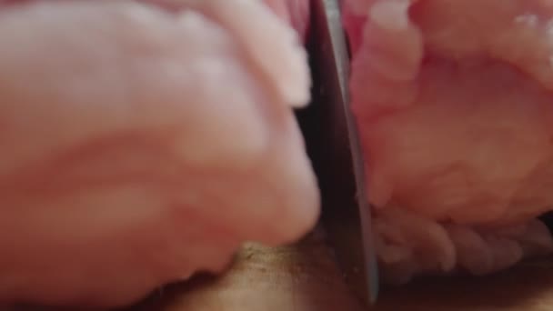 Filé Carne Uma Tábua Corte Preparação Carne Mãos Masculinas Cruéis — Vídeo de Stock