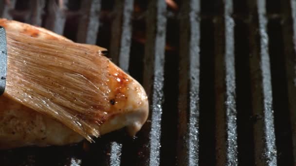 Steak Poulet Glacé Pinceau Avec Sauce Barbecue Sucrée Ralenti Super — Video