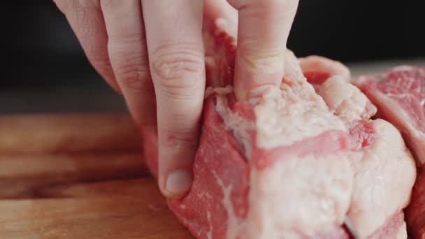 Filete Carne Tabla Cortar Preparación Carne Crueles Manos Masculinas Con — Vídeo de stock