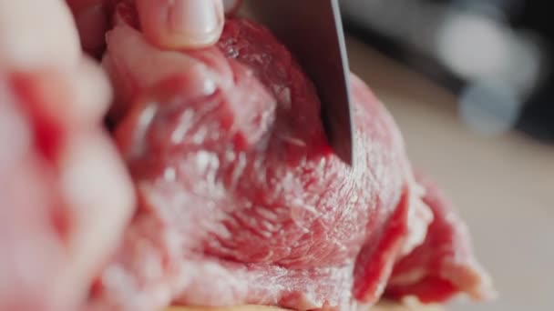 Filé Carne Uma Tábua Corte Preparação Carne Mãos Masculinas Cruéis — Vídeo de Stock