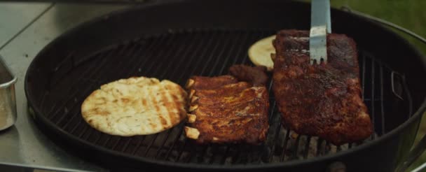 厨师打开烤架的盖子 用香料在烤架上烤着烤着 烤着的肉 厨师把排骨放在烤架上 — 图库视频影像