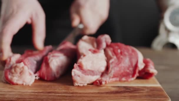 Filé Carne Uma Tábua Corte Preparação Carne Mãos Masculinas Cruéis — Vídeo de Stock