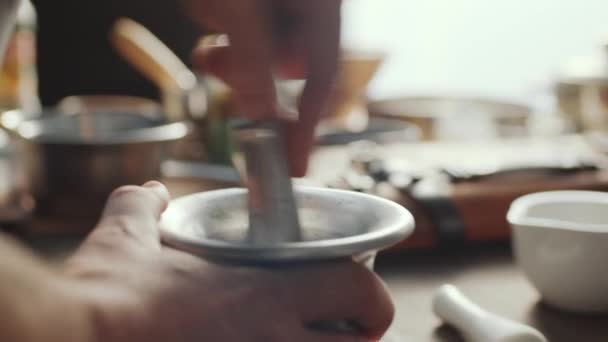 요리사의 손에는 후추와 약초와 약초를 금속으로 뒤범벅 요리와 거식력 — 비디오