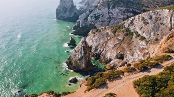 Portogallo Scogliere Spiaggia Spiaggia Sabbia Isolata Circondata Scogliere Lagos Algarve — Video Stock