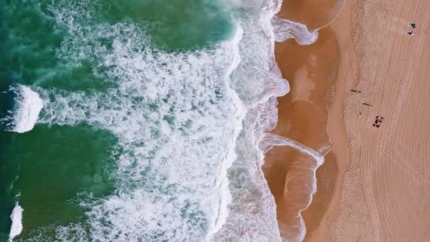 Portugal Acantilados Playa Playa Arena Aislada Rodeada Acantilados Lagos Algarve — Vídeo de stock