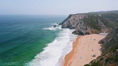 Portekiz, kayalıklar, sahil, tepe, Lagos ve Algarve ile çevrili tenha kumsallar. Havadan ileri. Paradisiac plaj tatili. Kayaların ve denizin güzel manzarası. 4k video..