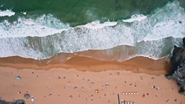 Portugal Kliffen Strand Afgelegen Zandstrand Omgeven Door Kliffen Lagos Algarve — Stockvideo