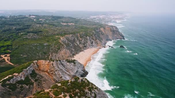 Португалия Скалы Пляж Уединенный Песчаный Пляж Окружении Скал Лагуш Алгарве — стоковое видео