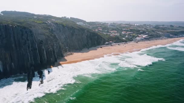 Πορτογαλία Γκρεμοί Παραλία Απομονωμένη Παραλία Άμμο Που Περιβάλλεται Από Γκρεμούς — Αρχείο Βίντεο