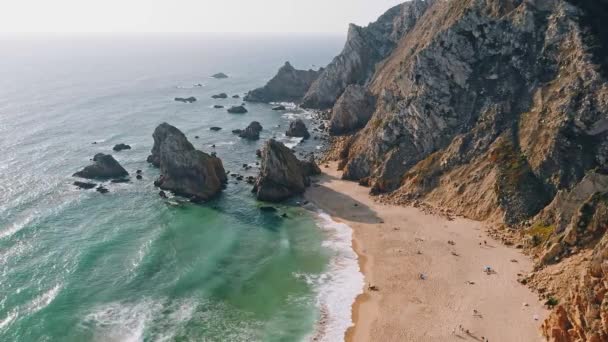 Portugalsko Útesy Pláž Osamocená Písečná Pláž Obklopená Útesy Lagos Algarve — Stock video