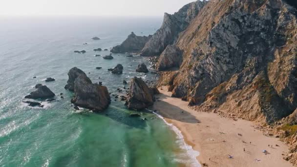 Португалия Скалы Пляж Уединенный Песчаный Пляж Окружении Скал Лагуш Алгарве — стоковое видео