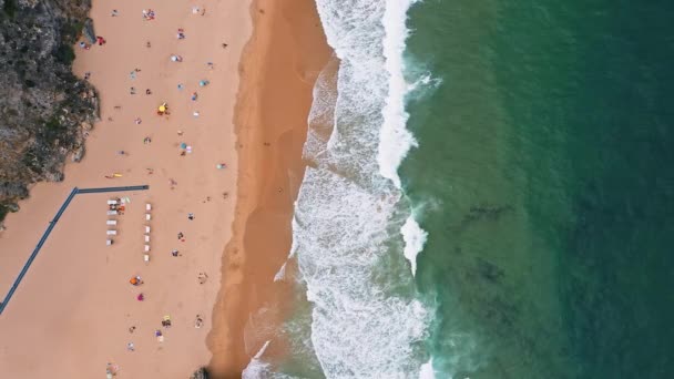 Πορτογαλία Γκρεμοί Παραλία Απομονωμένη Παραλία Άμμο Που Περιβάλλεται Από Γκρεμούς — Αρχείο Βίντεο