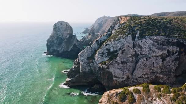 Portugal Acantilados Playa Playa Arena Aislada Rodeada Acantilados Lagos Algarve — Vídeo de stock