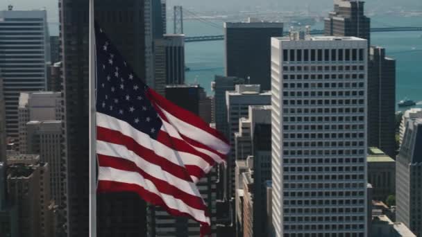 Bendera Amerika Serikat Melambai Lambaikan Angin Dengan New York City — Stok Video