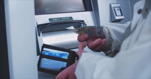 Lderly Man Puts Money Wallet Atm Elderly Man Uses Atm — Stockvideo