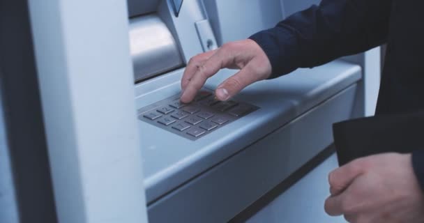 Man Uses Atm Withdraw Money His Credit Card Person Dials — Αρχείο Βίντεο