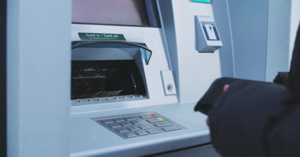 Kobieta Wypłacająca Gotówkę Bankomatu Pieniądze Wypłata Gotówki Bankomat Bank Banknot — Wideo stockowe