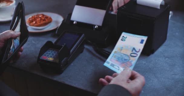 Пожилой Человек Платит Кассиру Еду Достает Бумажника Банкноту Евро Платит — стоковое видео
