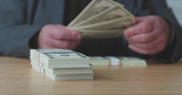 Jovem Homem Negócios Mesa Tem Maço Dólares Nas Mãos Cintura — Vídeo de Stock