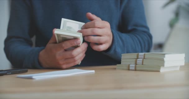 Joven Hombre Negocios Mesa Tiene Paquete Dólares Sus Manos Cintura — Vídeos de Stock