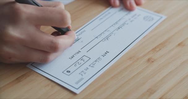 Hombre Negocios Escribe Cheque Bancario Firma Cheque Por Dinero — Vídeo de stock