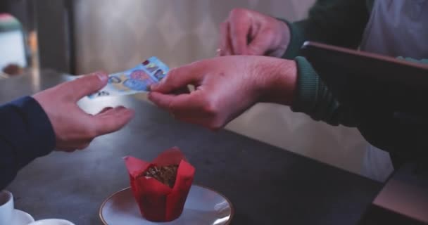 Customer Service Barista Cashier Chatting Coffee Guests Cashier Give Change — Αρχείο Βίντεο