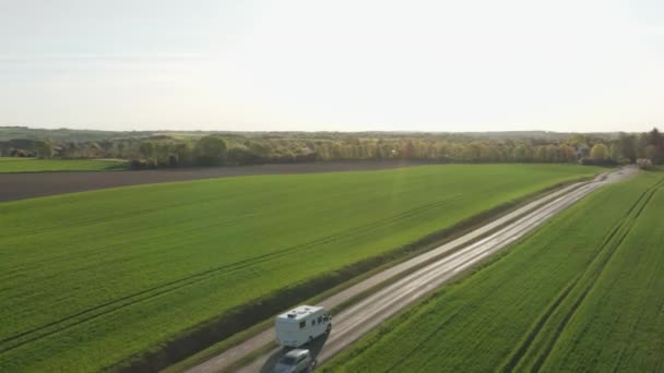 Drone Follows Brown Van Clear Blue Day Caravan Wheels Moves — Vídeo de stock