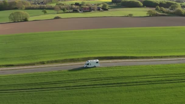 Drone Follows Brown Van Clear Blue Day Caravan Wheels Moves — Vídeo de stock