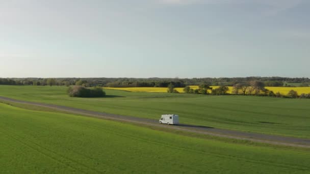 Drone Follows Brown Van Clear Blue Day Caravan Wheels Moves — Vídeo de stock