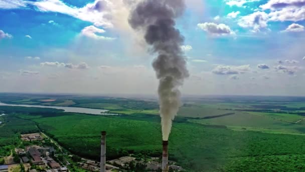 Повітряний Вид Високі Стопки Вугільної Електростанції Чорним Димом Піднімається Забруднюючи — стокове відео