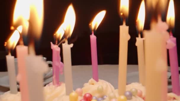 Торт День Рождения Зажженными Свечами Столе Доме Яркий Десерт Детский — стоковое видео