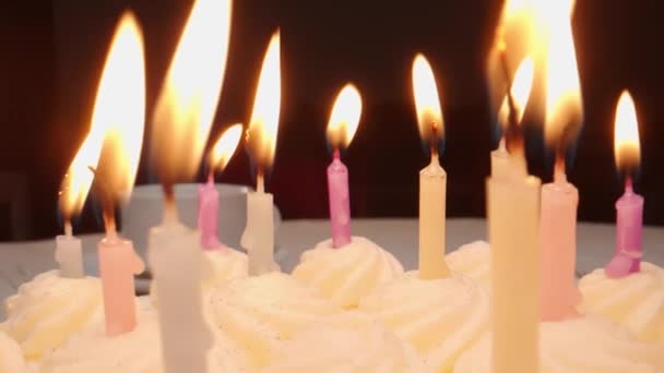 Торт День Рождения Зажженными Свечами Столе Доме Яркий Десерт Детский — стоковое видео