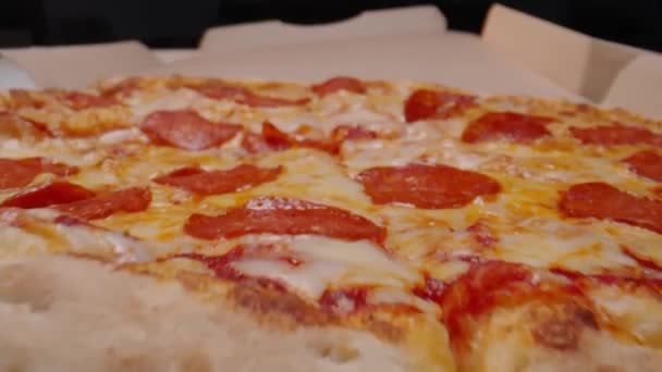 Close Time Lapse Man Cutting Pepperoni Pizza Several Slices Pizza — Vídeo de Stock