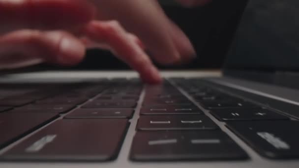 사업가가 브라우저에서 이메일 서핑을 보내기 노트북이나 컴퓨터 키보드로 바쁘게 일하는 — 비디오