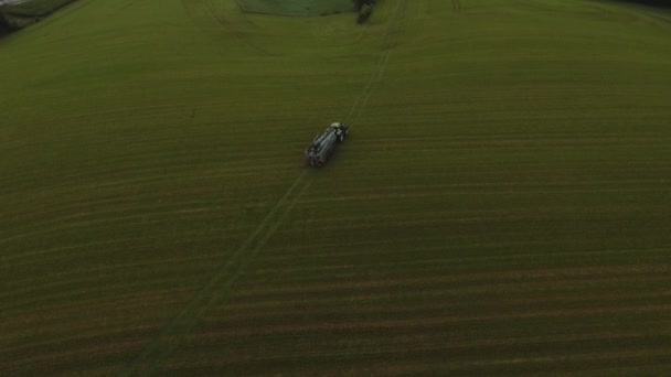 Traktor Táhnoucí Velký Sud Vody Dvacetimetrové Zavlažovací Trubky Rozstřikující Kapalinu — Stock video