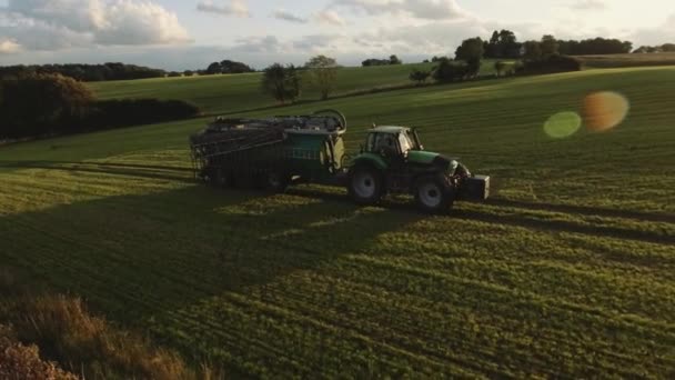 Trattore Tirando Grande Barile Acqua Tubi Irrigazione Venti Metri Spruzzando — Video Stock