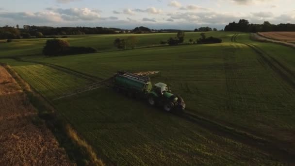 Egy Nagy Hordónyi Vizet Méteres Öntözőcsöveket Húzó Traktor Amely Zöld — Stock videók