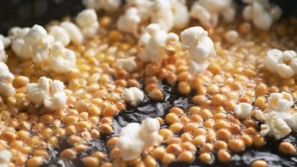 Mélange Pop Corn Frais Chaud Gros Plan Sur Production Maïs — Video