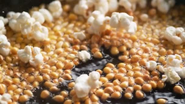 Blanda Färsk Varm Popcorn Närbild Popcornproduktionen Slow Motion Popcorn Bakgrund — Stockvideo
