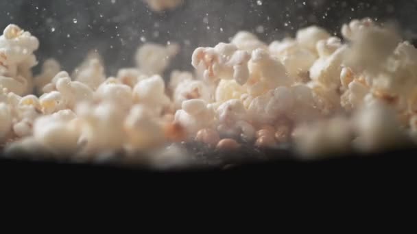 Mescolare Popcorn Caldi Freschi Primo Piano Della Produzione Popcorn Rallentatore — Video Stock