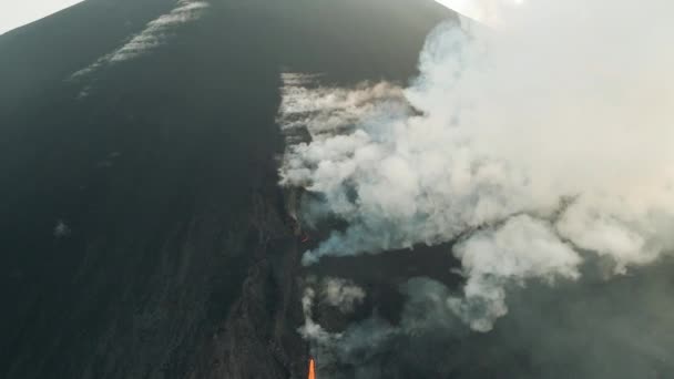 Vulkanutbrott Halvön Flytande Lava Och Kratrar Utbrott Vulkan Med Explosioner — Stockvideo