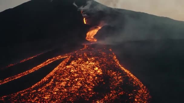 Volcanic Eruption Peninsula Flowing Lava Craters Erupting Volcano Explosions Hot — Stock Video