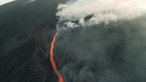 半島の火山噴火 溶岩とクレーターが流れる 夕方に熱い輝く溶岩の爆発を伴う噴火火山 ラヴィの調光器 — ストック動画