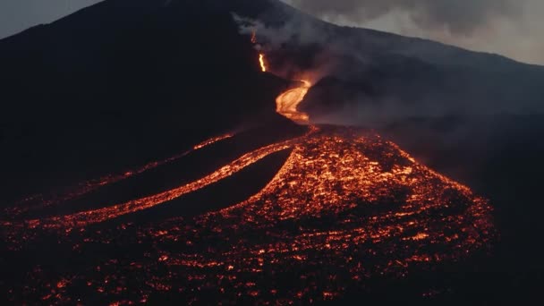 Vulkanudbrud Halvøen Flydende Lava Kratere Vulkan Udbrud Med Eksplosioner Varm – Stock-video