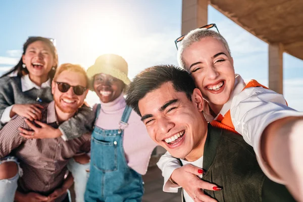 Multirazziale amici prendendo felice selfie sorridente a macchina fotografica in giornata di sole — Foto Stock